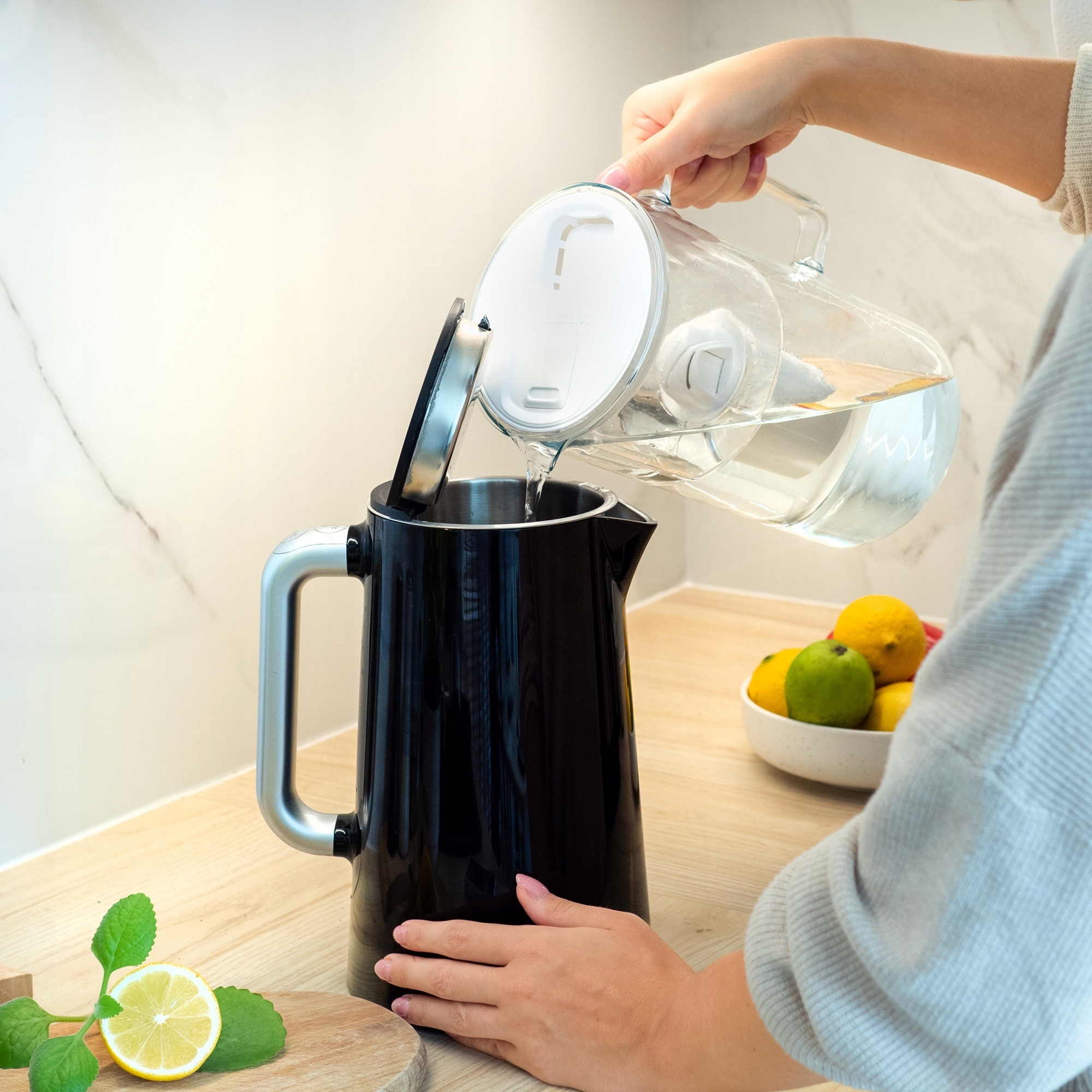 Dzbanek ze szkła borokrzemowego wykorzystywany w&nbsp;kuchni do napełniania czajnika